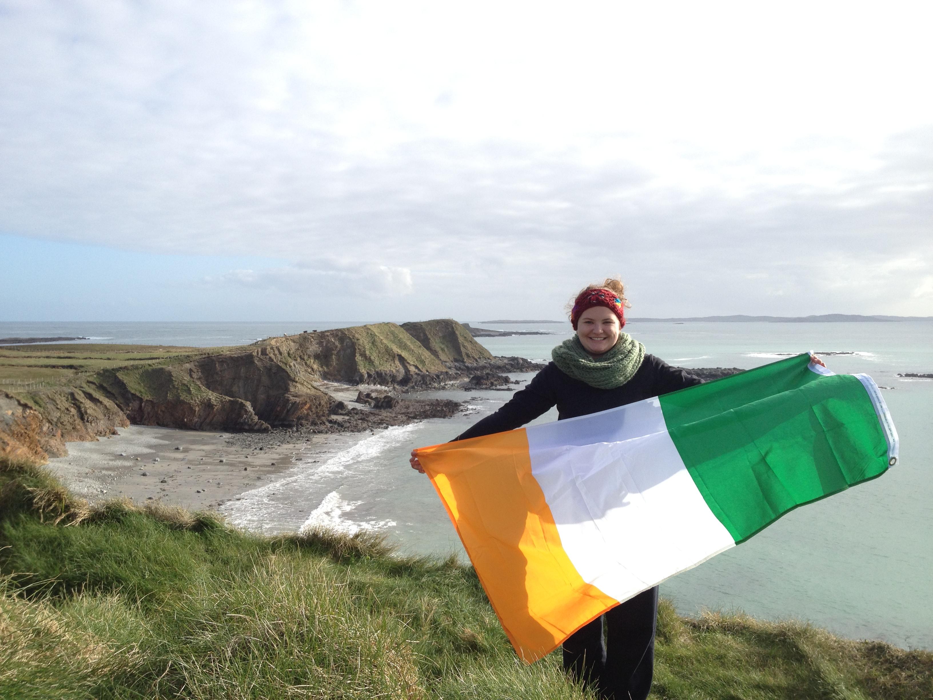 举着爱尔兰国旗的学生